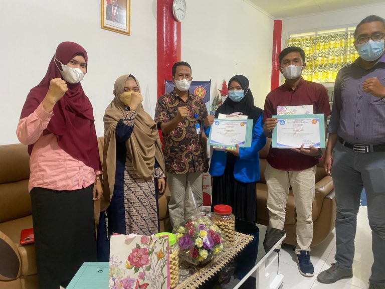 FKM Untad Beri Penghargaan Mahasiswa Berprestasi Akademik