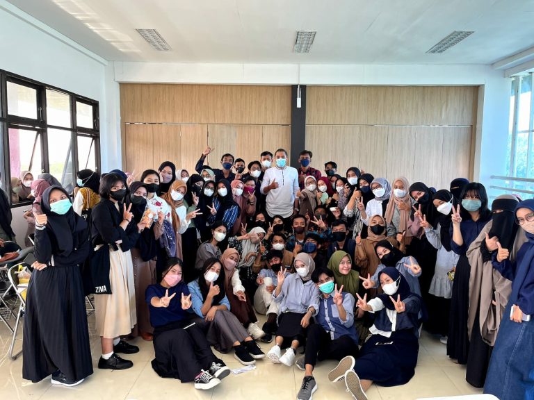 Mahasiswa FKM Untad Praktek Expo Mata Kuliah Kewirausahaan