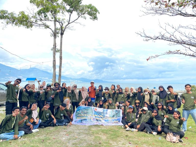 Aksi Sosial Mahasiswa Kesmas Untad di Talise: Bersih Pantai dan Layanan Kesehatan untuk Warga