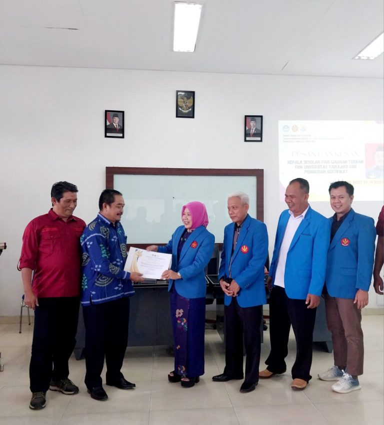 Dekan FKM UNTAD Berikan Penghargaan Bagi Kepala Sekolah Wisudawan Terbaik